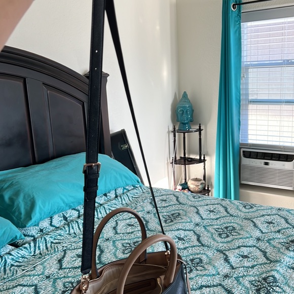 Guess black satchel crossbody - CLEANING OUT MY CLOSET - Picture 7 of 8